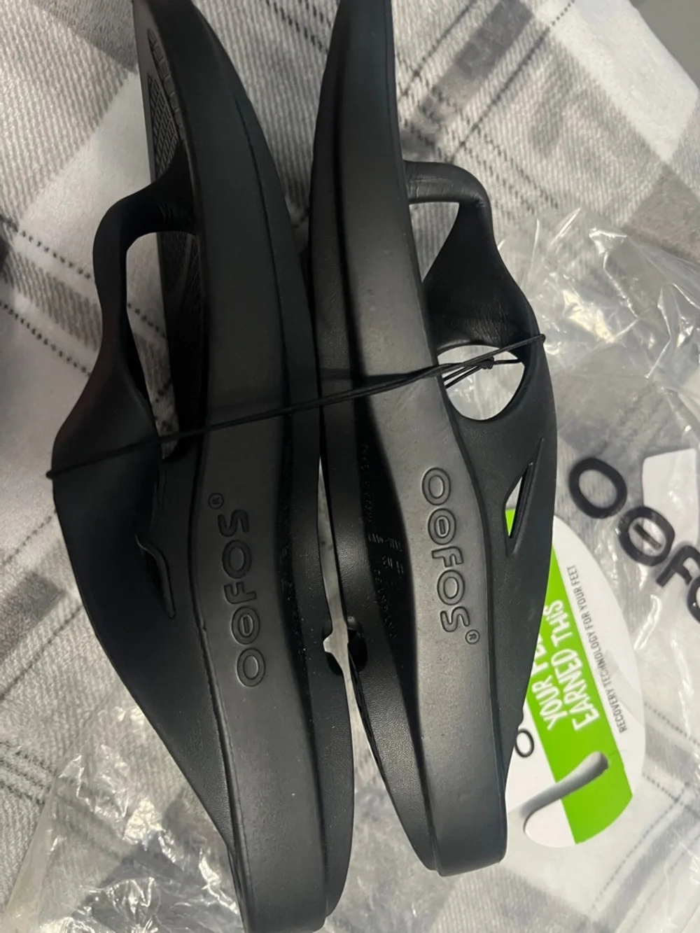 OOFOS Black Men’s Thong Sandals
